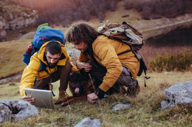 Dijital tablet Düriye üzerinde harita üzerinden yol bakarak uzun yürüyüşe çıkan kimse kayıp