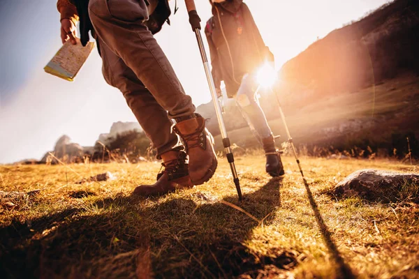 Senderismo hombre y mujer con botas de trekking en el sendero —  Fotos de Stock