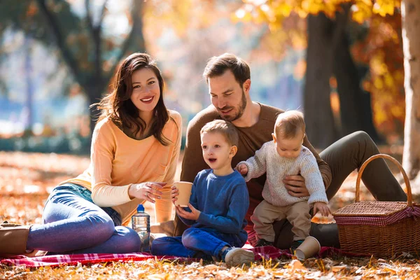 Famiglia felice di quattro persone che si divertono insieme nel parco in autunno — Foto Stock