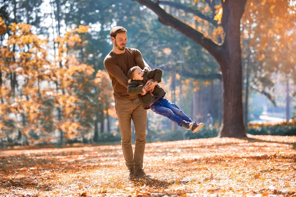 Feliz padre e hijo pequeño jugando y divirtiéndose al aire libre —  Fotos de Stock