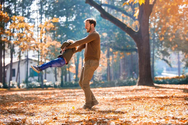 Buon padre e piccolo figlio che giocano e si divertono all'aperto — Foto Stock