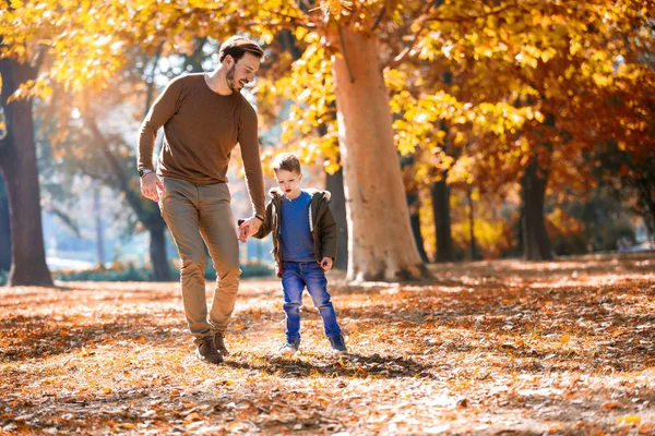 Buon padre e piccolo figlio che giocano e si divertono all'aperto — Foto Stock