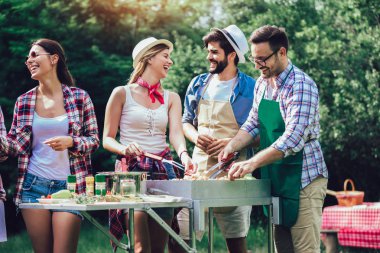 Genç arkadaşlar barbekü partisi zevk et ızgara eğlenceli.
