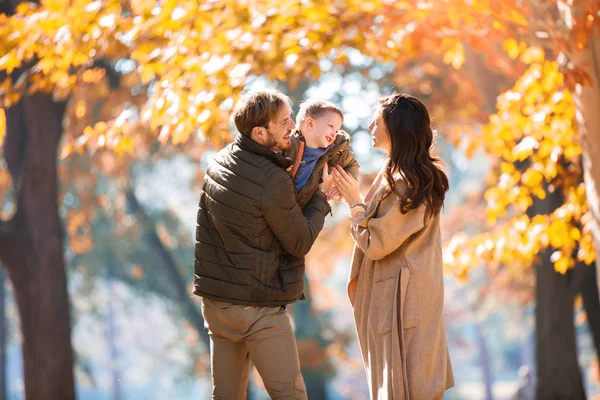 Genç aile Sonbahar Park oğlu ile eğleniyor. — Stok fotoğraf