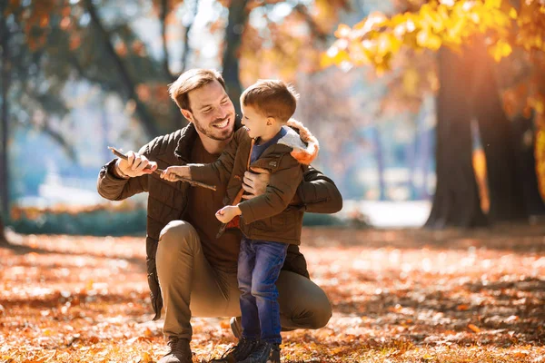 Glücklicher Vater und kleiner Sohn, die draußen spielen und Spaß haben — Stockfoto