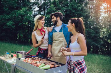 Genç arkadaşlar barbekü partisi zevk et ızgara eğlenceli.