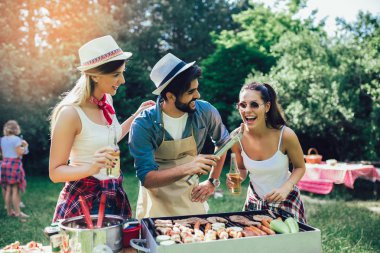 Genç arkadaşlar barbekü partisi zevk et ızgara eğlenceli.