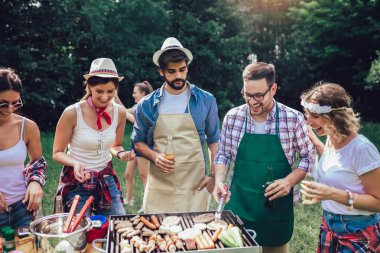 Genç arkadaşlar barbekü partisi zevk et ızgara eğlenceli.
