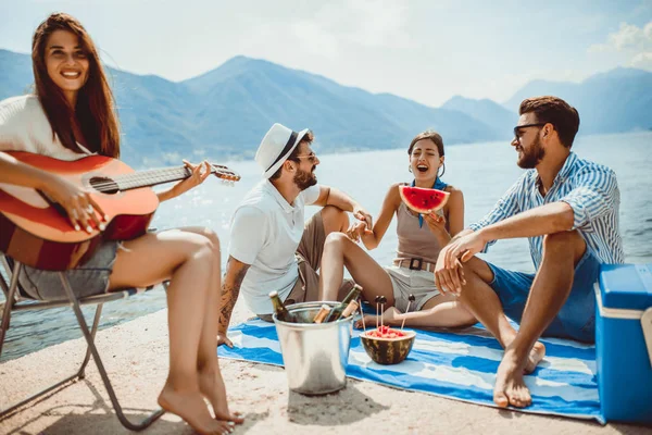 Yaz tatilinde eğlenen gençler. Mutlu arkadaşlar içki — Stok fotoğraf