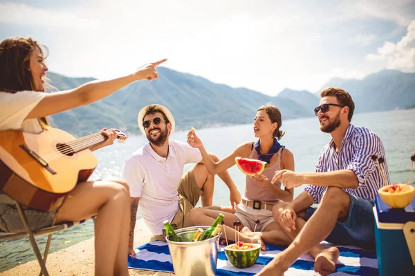 Tinerii se distrează în vacanța de vară. Prieteni fericiți beau — Fotografie, imagine de stoc