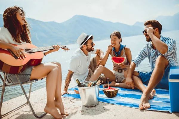 Unge mennesker har det gøy på sommerferie. Lykkelige venner drikker. – stockfoto