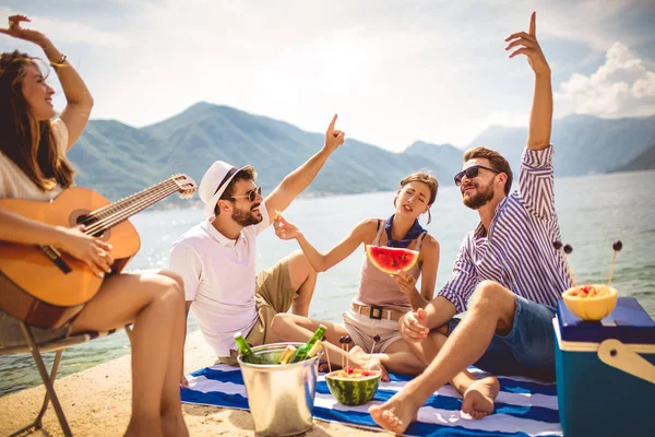 Los jóvenes se divierten en las vacaciones de verano.Happy friends drinkin — Foto de Stock