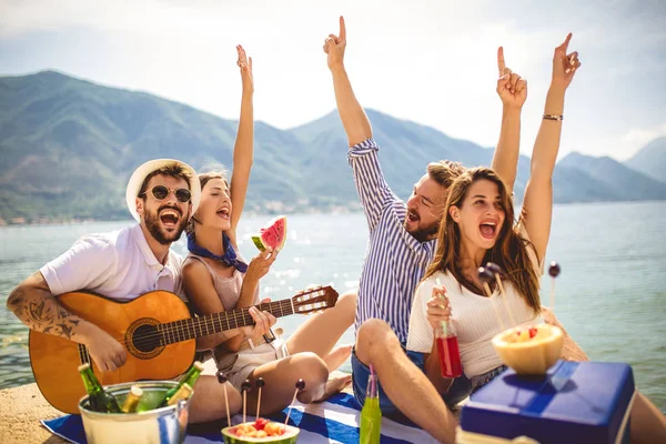 Jovens se divertindo nas férias de verão.Amigos felizes bebem — Fotografia de Stock