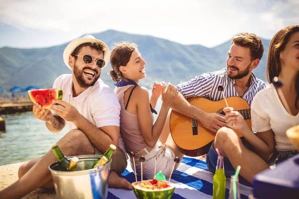 Jonge mensen die plezier hebben op zomer vakantie. Gelukkige vrienden Drinkin — Stockfoto