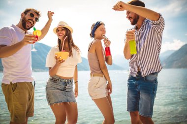 Plajda arkadaşlar yaz vac eğlenmek kokteyller içme