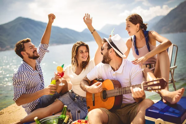 Jovens se divertindo nas férias de verão.Amigos felizes bebem — Fotografia de Stock