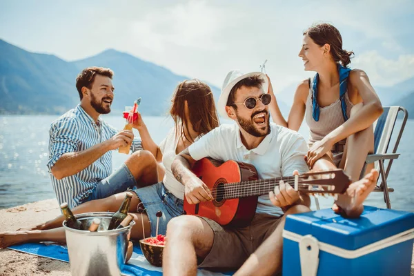 Jonge mensen die plezier hebben op zomer vakantie. Gelukkige vrienden Drinkin — Stockfoto