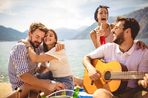 Jonge mensen die plezier hebben op zomer vakantie. Gelukkige vrienden Drinkin — Stockfoto