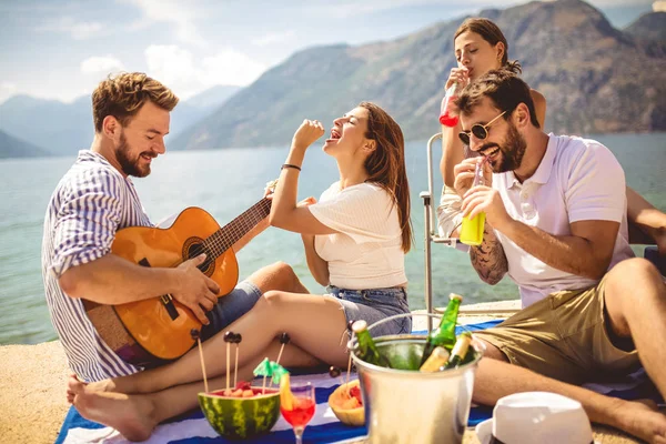 Unge mennesker har det gøy på sommerferie. Lykkelige venner drikker. – stockfoto
