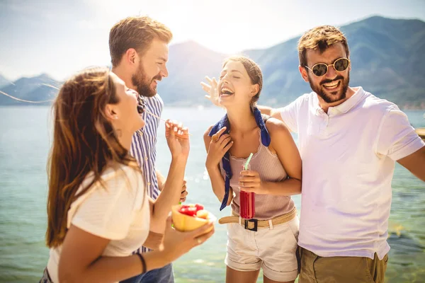 Φίλοι στην παραλία πίνοντας κοκτέιλ διασκεδόντας το καλοκαίρι VAC — Φωτογραφία Αρχείου