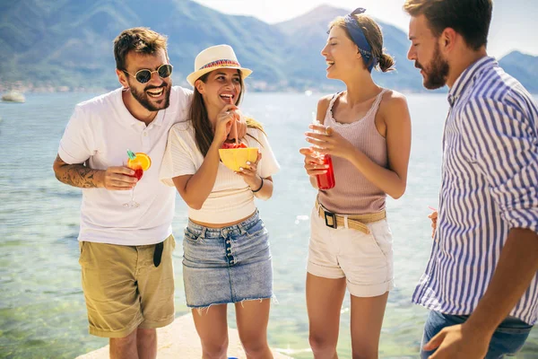 Venner på stranden drikker cocktailer morer seg under sommerens vac. – stockfoto