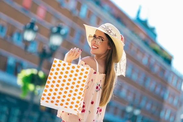 Giovane donna a fare shopping. Donna felice con shopping bags godendo — Foto Stock