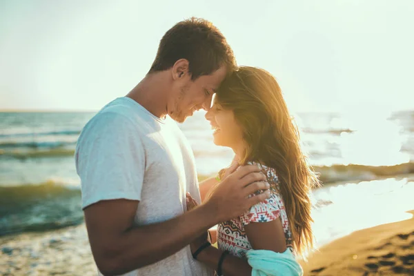 Romantik genç çift yaz tatillerini seviyor. Yakışıklı genç m — Stok fotoğraf