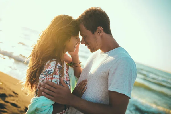 Pareja joven y romántica disfrutando de vacaciones de verano. Hermoso joven m —  Fotos de Stock