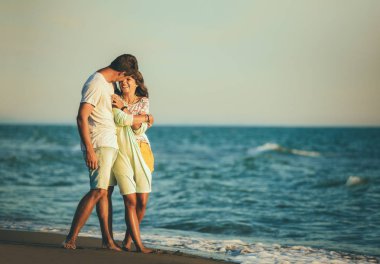 Romantik genç çift yaz tatillerini seviyor. Yakışıklı genç m