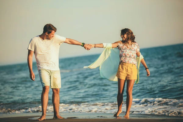 Casal jovem romântico desfrutando de férias de verão. Bonito jovem m — Fotografia de Stock