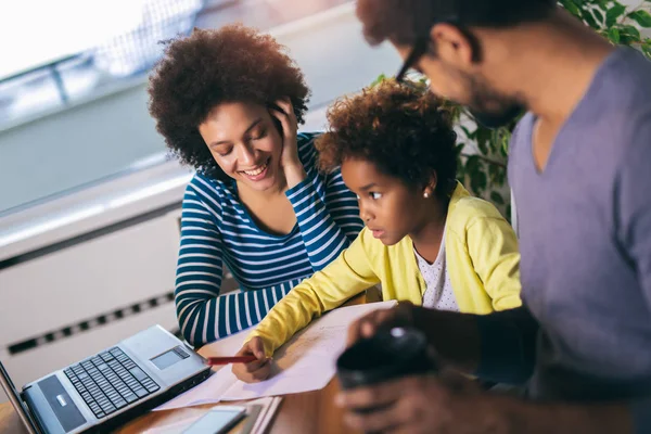 Mãe e pai ajudando filha a fazer lição de casa aprendendo a ca — Fotografia de Stock