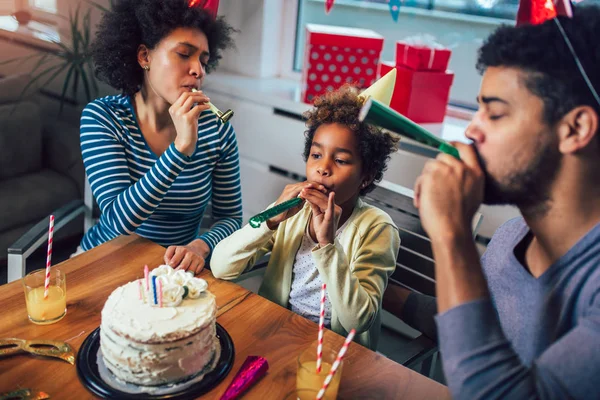 Mutlu bir aile evde doğum gününü kutluyor. 