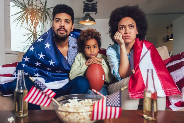 Üç Mutlu Afro-Amerikan aile tv izlerken ve tezahürat — Stok fotoğraf