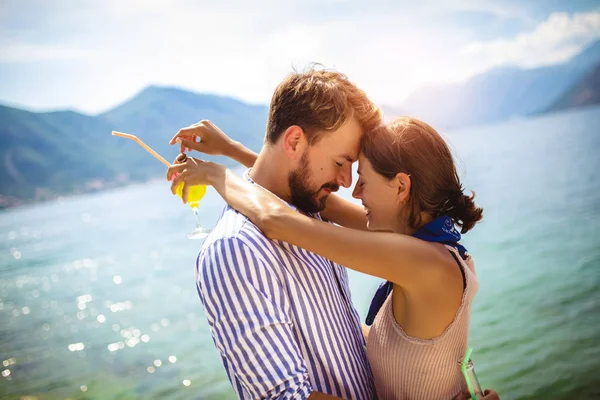 Mooi paar met plezier op het strand, cocktails drinken en — Stockfoto