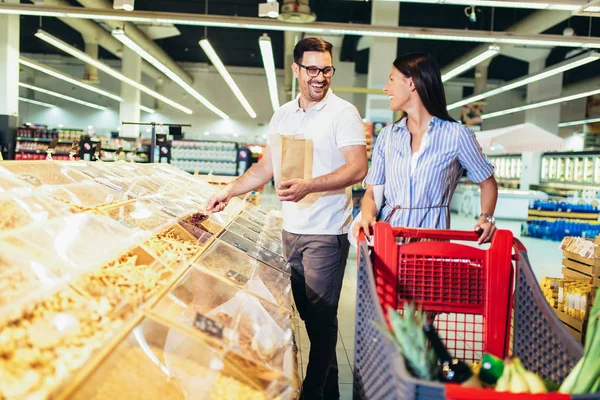 Woman is bying products in zero waste shop — Stock Photo, Image