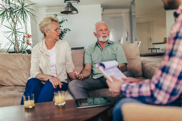 Consulenza positiva di coppia anziana con agente assicurativo — Foto Stock