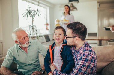 Birlikte vakit üç nesil aile portresi 