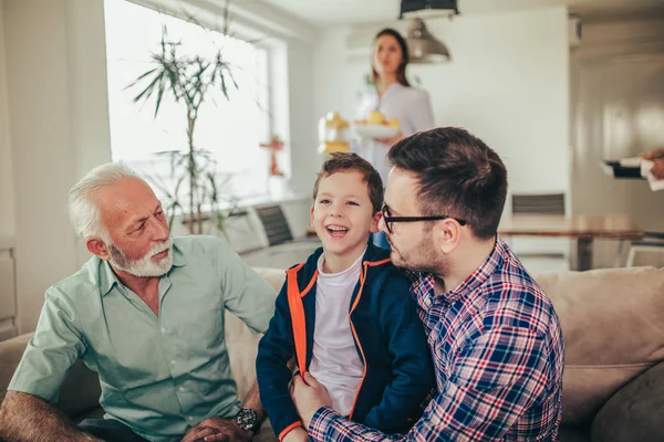 Retrato de una familia de tres generaciones pasando tiempo juntos en —  Fotos de Stock