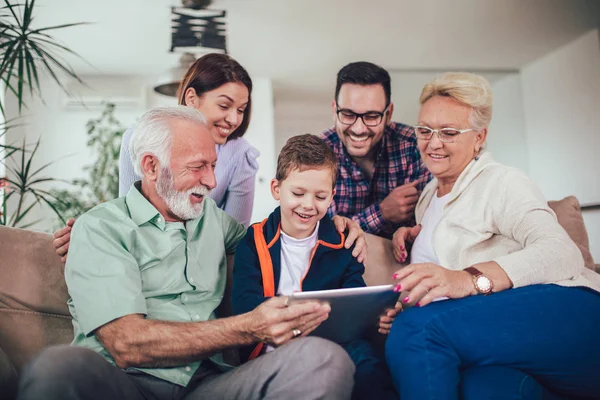 Retrato de una familia de tres generaciones pasando tiempo juntos en —  Fotos de Stock