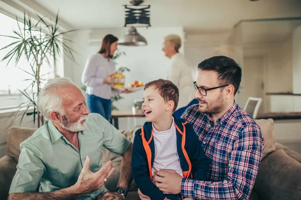 Retrato de una familia de tres generaciones pasando tiempo juntos en —  Fotos de Stock