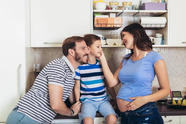 Mujer embarazada con un marido y un hijo. Familia feliz es havin —  Fotos de Stock