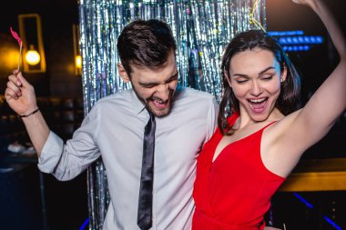 Romantik genç çift gece kulübünde eğleniyor. İnsan ve woma