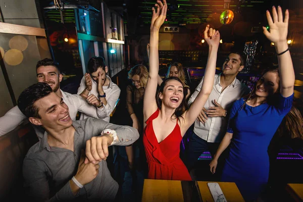 Grupo de amigos de fiesta en un club nocturno — Foto de Stock