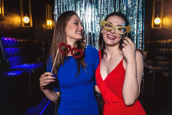 Ragazze che festeggiano Capodanno al nightclub. Gruppo di femore — Foto Stock