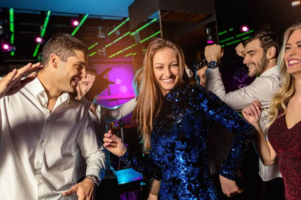 Gruppo di amici che festeggiano in un nightclub — Foto Stock