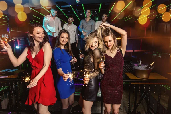 Group of friends partying in a nightclub — Stock Photo, Image