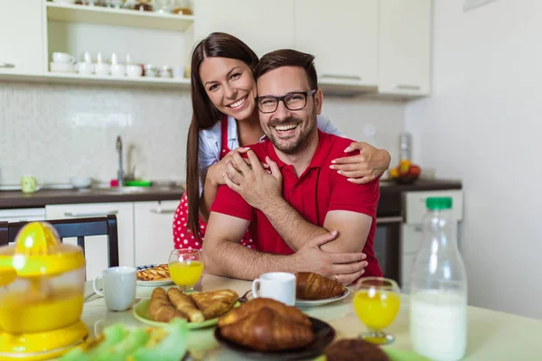家でキッチンで朝食を持っている陽気な若いカップル. — ストック写真