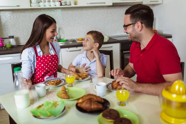 Familia comiendo desayuno juntos en la cocina —  Fotos de Stock