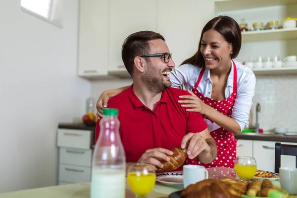 Neşeli genç çift mutfakta kahvaltı yapıyor.. 