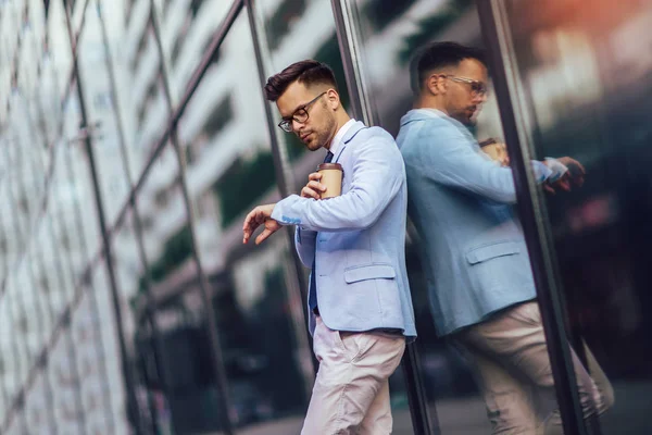 Portret van een jonge gelukkig zakenman buiten het kantoor ingebouwde — Stockfoto